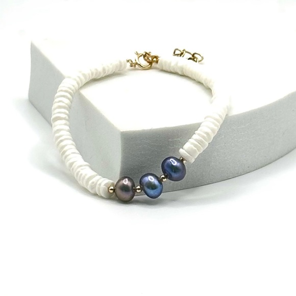 Beautiful Clamshell & Peacock Pearl Bracelet with 14k Gold Filled Components - Picture 3 of 6
